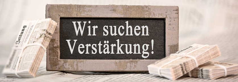 Tafel mit der Aufschrift: Wir suchen Verstärkung